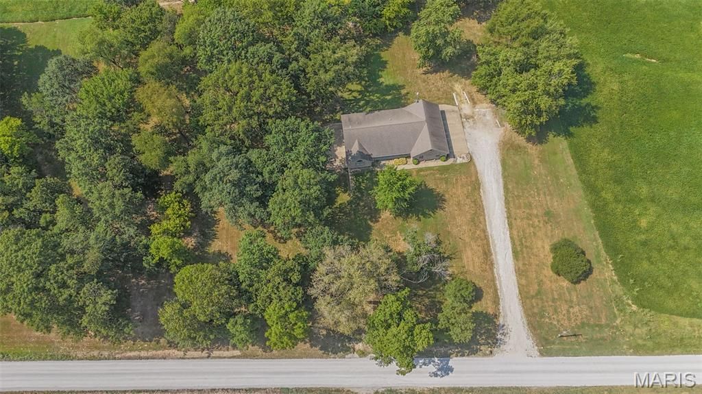 Image 9 of property listing at 25409 415th Street, Pittsfield, IL 62363