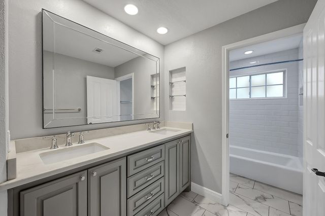 58 Candle Pine Place, The Woodlands, TX 77381