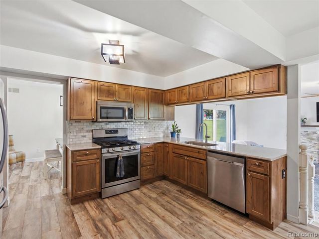 4040 Taggett Lake Drive, Highland, MI 48357