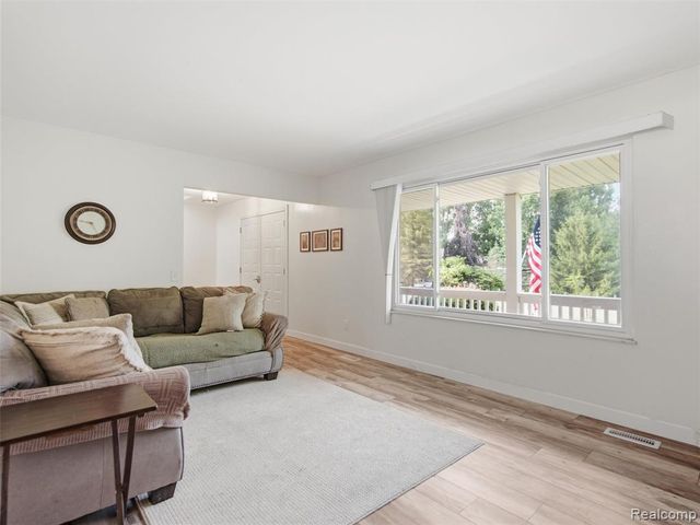 4040 Taggett Lake Drive, Highland, MI 48357