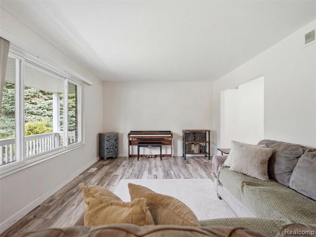 4040 Taggett Lake Drive, Highland, MI 48357