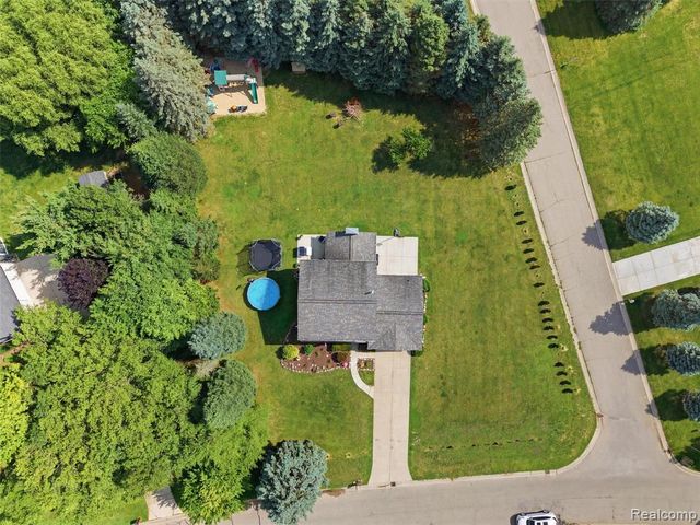 4040 Taggett Lake Drive, Highland, MI 48357