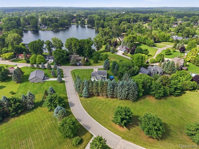 4040 Taggett Lake Drive, Highland, MI 48357
