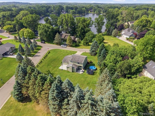 4040 Taggett Lake Drive, Highland, MI 48357
