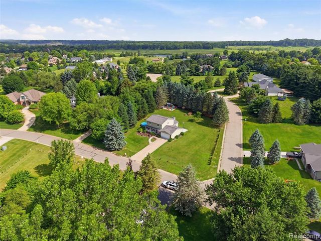 4040 Taggett Lake Drive, Highland, MI 48357