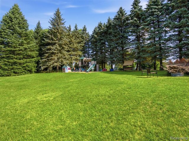 4040 Taggett Lake Drive, Highland, MI 48357