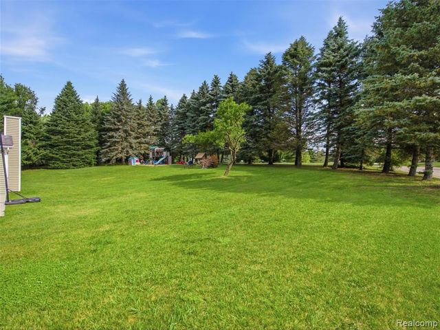 4040 Taggett Lake Drive, Highland, MI 48357