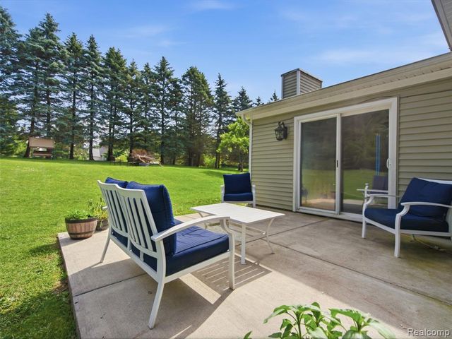 4040 Taggett Lake Drive, Highland, MI 48357