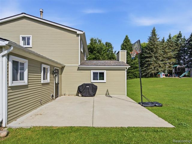 4040 Taggett Lake Drive, Highland, MI 48357