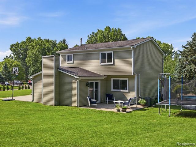 4040 Taggett Lake Drive, Highland, MI 48357