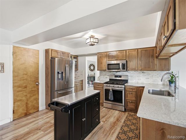 4040 Taggett Lake Drive, Highland, MI 48357