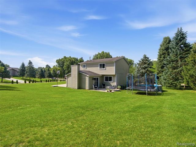 4040 Taggett Lake Drive, Highland, MI 48357
