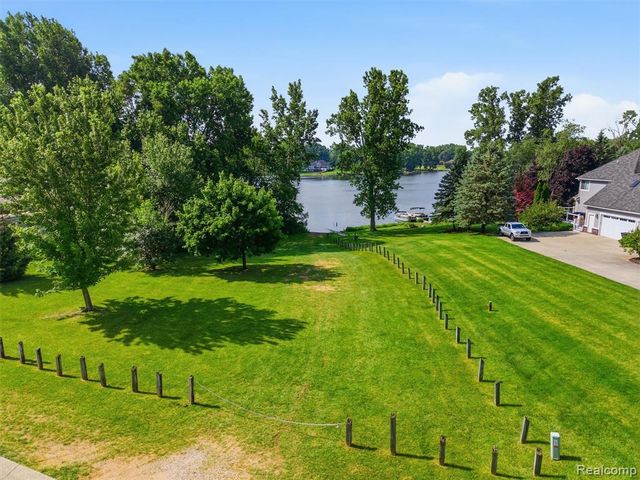 4040 Taggett Lake Drive, Highland, MI 48357