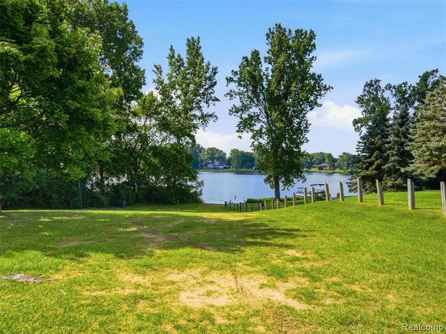 4040 Taggett Lake Drive, Highland, MI 48357