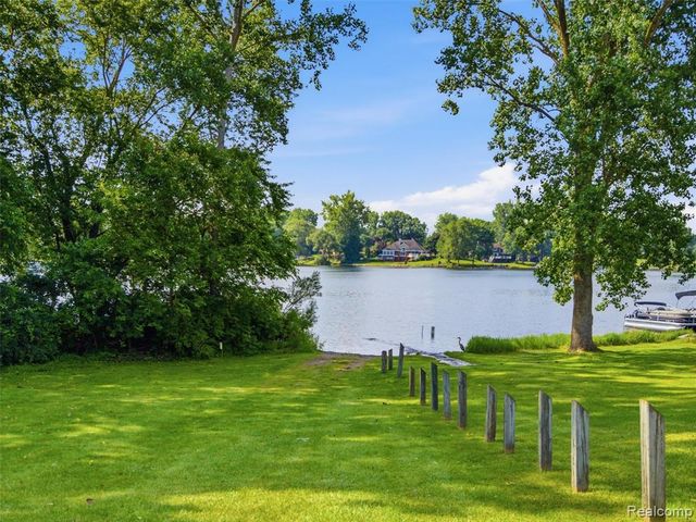 4040 Taggett Lake Drive, Highland, MI 48357
