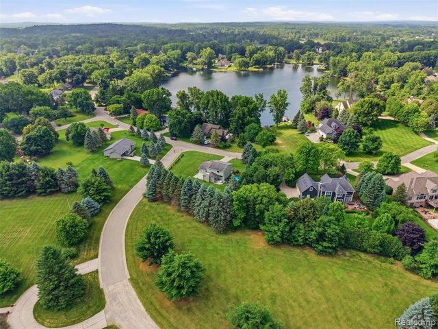 4040 Taggett Lake Drive, Highland, MI 48357