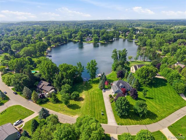 4040 Taggett Lake Drive, Highland, MI 48357