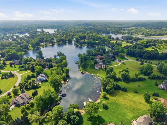 4040 Taggett Lake Drive, Highland, MI 48357