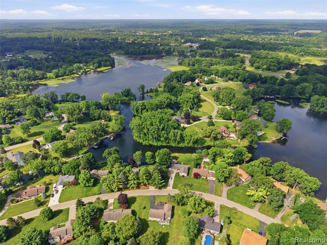 4040 Taggett Lake Drive, Highland, MI 48357