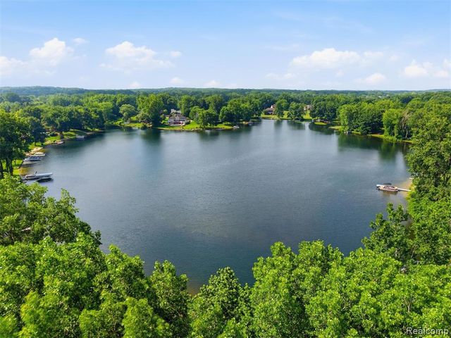 4040 Taggett Lake Drive, Highland, MI 48357