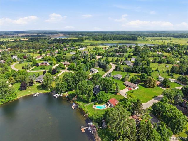 4040 Taggett Lake Drive, Highland, MI 48357