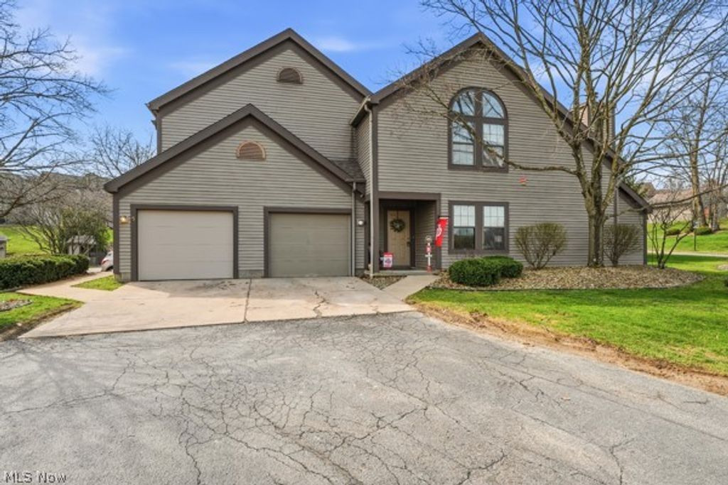 6465 St Andrews Drive Drive 6, Canfield, OH 44406