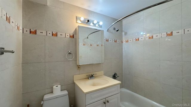 6434 Grand Central Parkway 3D, Forest Hills, NY 11375