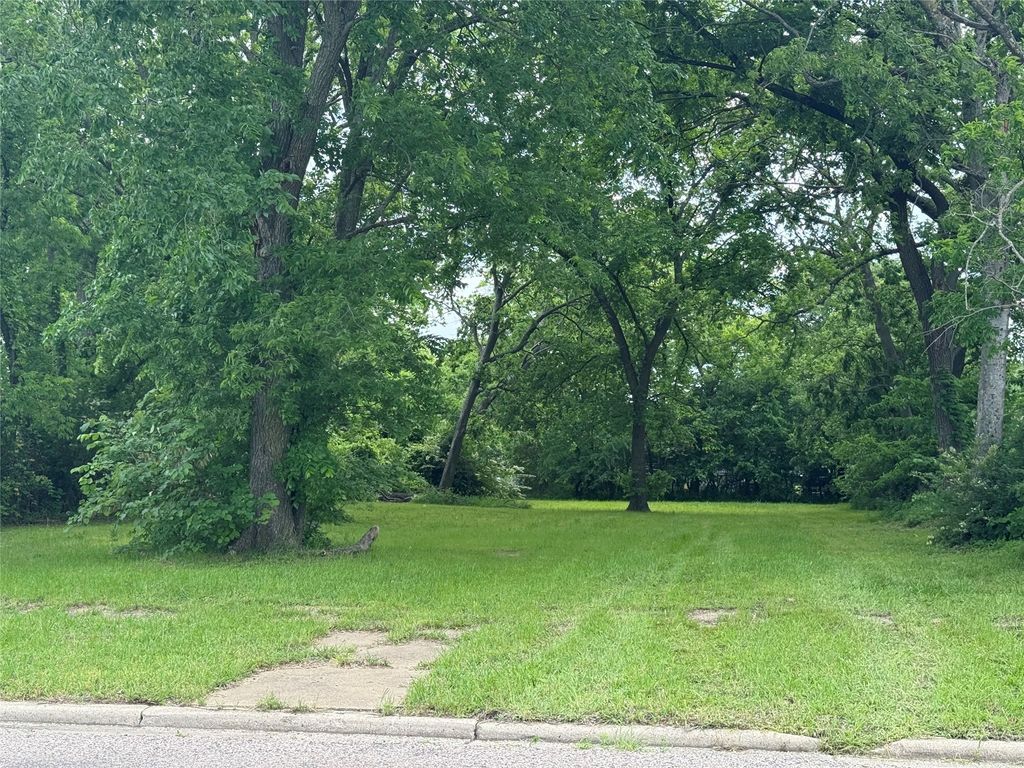 812 N Willow Street, Sherman, TX 75090