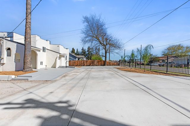 1821 River Rd, Modesto, CA 95351