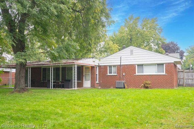 2451 Lafay Drive, West Bloomfield, MI 48324