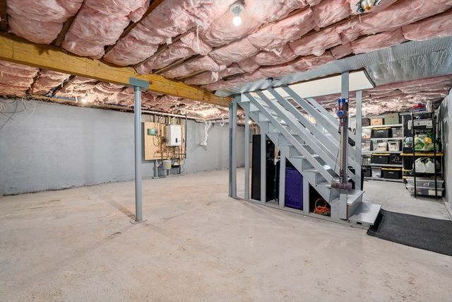 6 Hillcrest Rd, Tewksbury, MA 01876