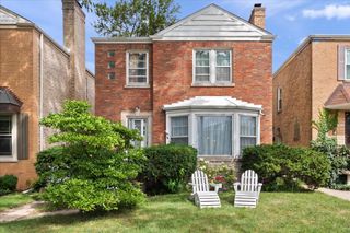 2522 W Jarvis Avenue, Chicago, IL 60645