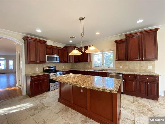 517A Lawn Avenue, Palisades Park, NJ 07650