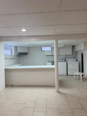 7305 N Silvery Lane, Dearborn Heights, MI 48127