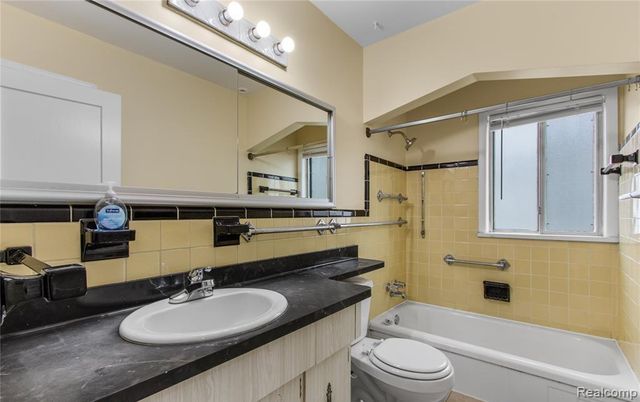 7305 N Silvery Lane, Dearborn Heights, MI 48127