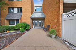 950 E Rue De La Banque 202, Creve Coeur, MO 63141