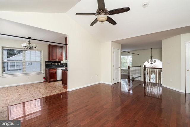 8 THORN BRIAR LN, Burlington, NJ 08016