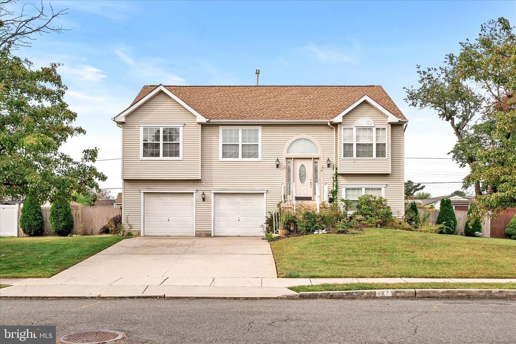8 THORN BRIAR LN, Burlington, NJ 08016