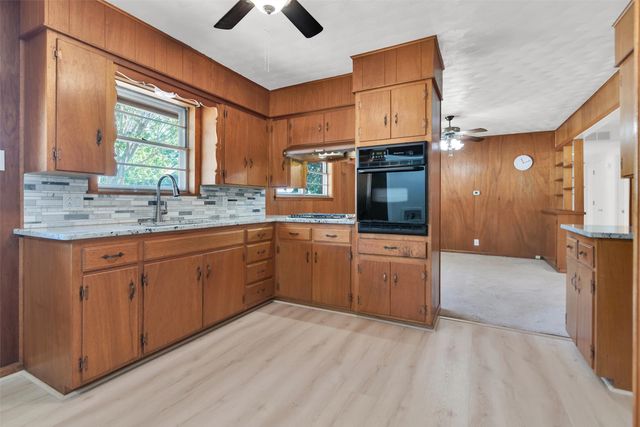 2711 W Morton Street, Denison, TX 75020