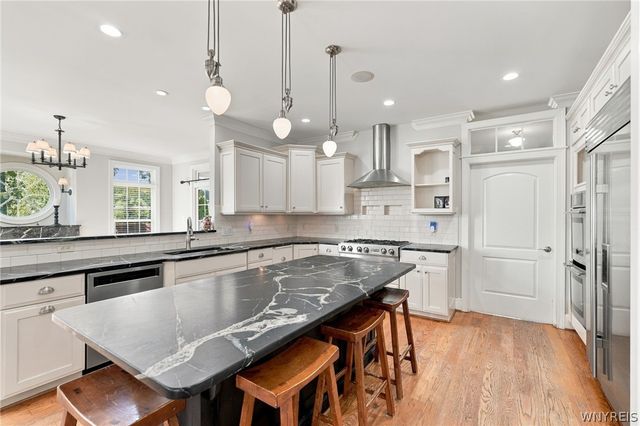 294 North Rockingham, Amherst, NY 14228