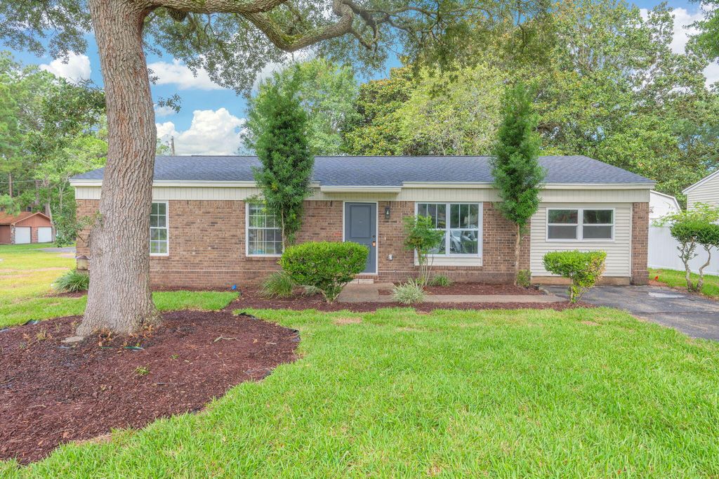 Image 1 of property listing at 51 6Th Street, Shalimar, FL 32579