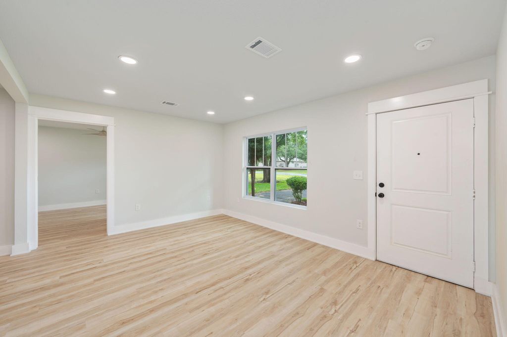 Image 10 of property listing at 51 6Th Street, Shalimar, FL 32579