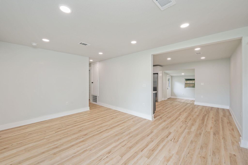 Image 11 of property listing at 51 6Th Street, Shalimar, FL 32579