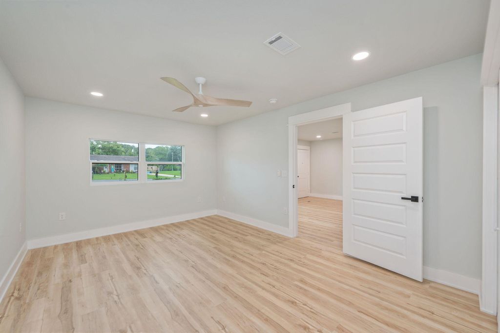 Image 12 of property listing at 51 6Th Street, Shalimar, FL 32579