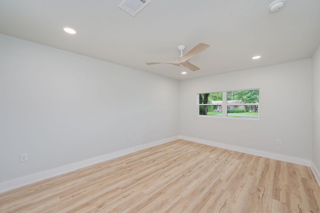 Image 14 of property listing at 51 6Th Street, Shalimar, FL 32579