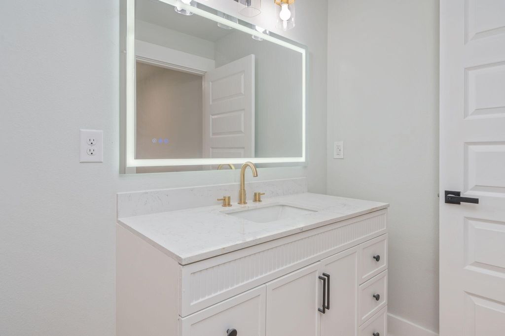 Image 15 of property listing at 51 6Th Street, Shalimar, FL 32579