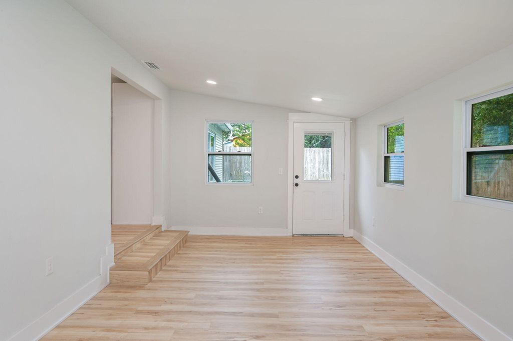 Image 17 of property listing at 51 6Th Street, Shalimar, FL 32579