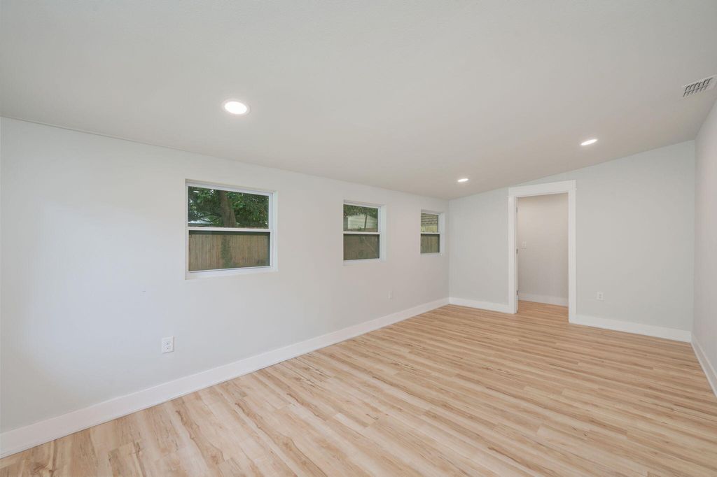 Image 18 of property listing at 51 6Th Street, Shalimar, FL 32579