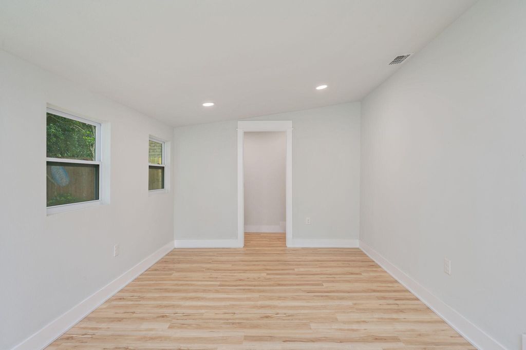 Image 19 of property listing at 51 6Th Street, Shalimar, FL 32579
