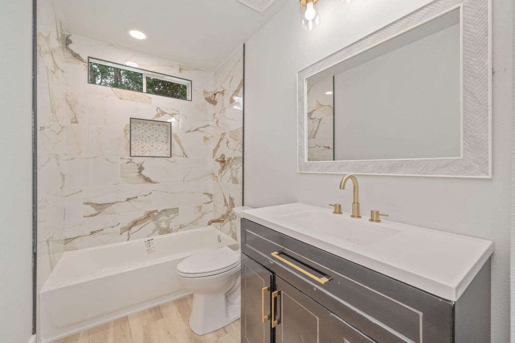 Image 21 of property listing at 51 6Th Street, Shalimar, FL 32579